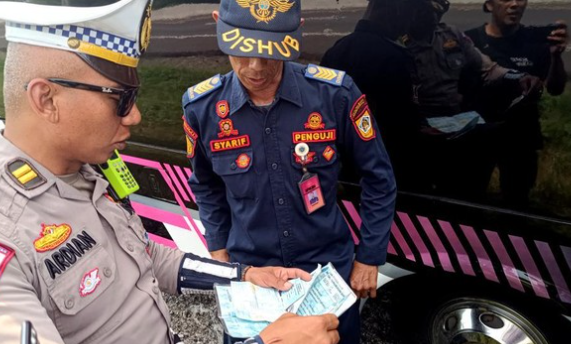 Razia Polres Bintan dan BPTD Kepri Tilang 8 Truk Gegara KIR Mati