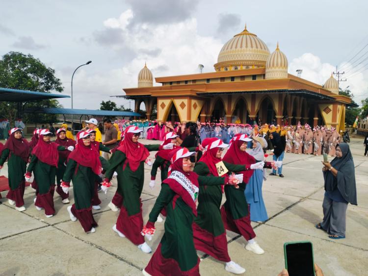 Majelis Taklim Al Jannah Gelar Gerak Jalan Kemerdekaan di Kampung Purwoasri Bintan