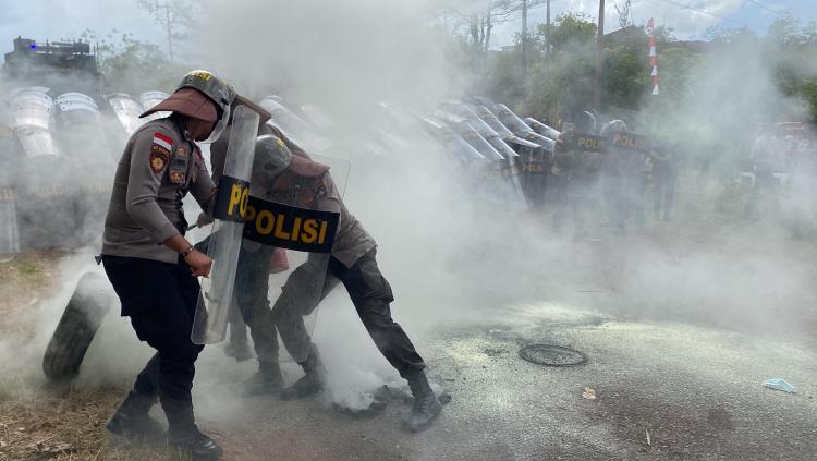 Simulasi Pengamanan Pilkada 2024: Polisi Tindak Tegas Pendemo Anarkis di Kantor KPUD Bintan