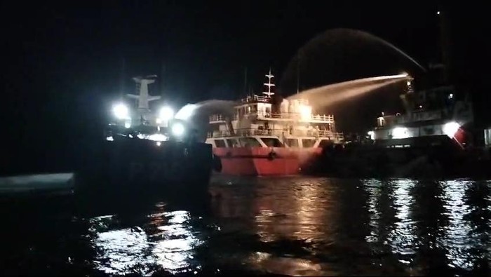 Kapal Tanker SPOB Jeanita Terbakar di Perairan Bintan